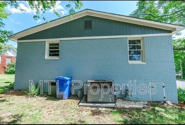 Building Photo - 202 Hunter St