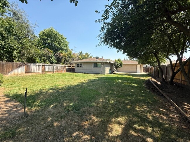 Building Photo - 3 bed 2 bath available in Sacramento!