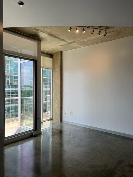 Building Photo - 600 12th Ave S