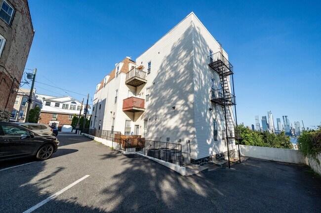 Primary Photo - 5 Oak St