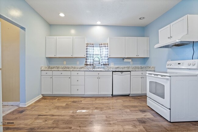 Building Photo - Quality 2 Bed 1.5 Bathrooms Home - Availab...