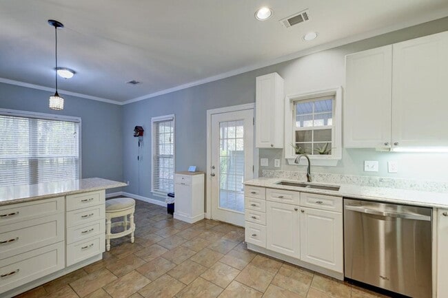 Building Photo - 3 Bedroom, 2.5 Bathroom Townhome in Ellington Woods - Mt Pleasant