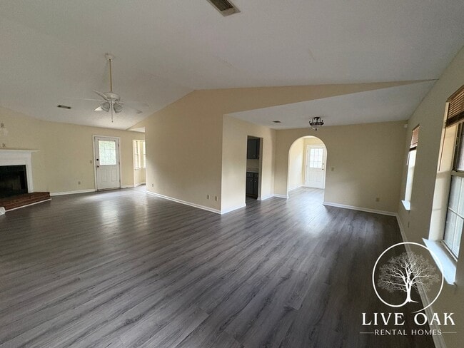 Building Photo - RATE DROP ALERT (was $1900/month) and MOVE-IN SPECIAL: $500.00 OFF 1st MONTH'S RENT!**