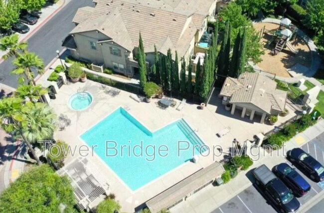Building Photo - 3301 N Park Dr