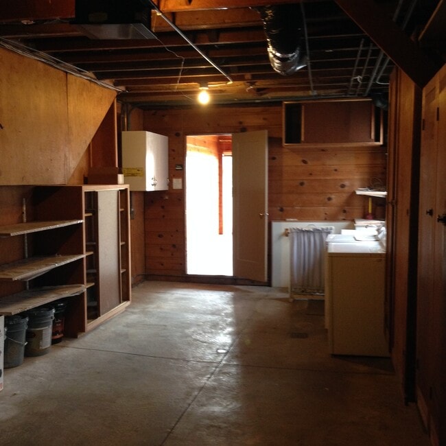 Building Photo - Enjoy indoor & outdoor living in this Spacious 4 Level, 3 bedroom 2 bath home in Lakeside District