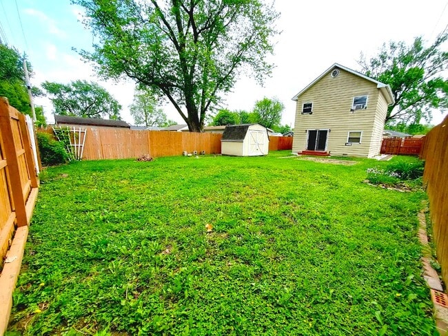 Building Photo - 704 E Perry St