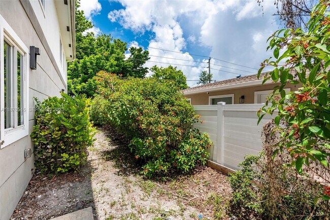 Building Photo - 811 NW 3rd Ave