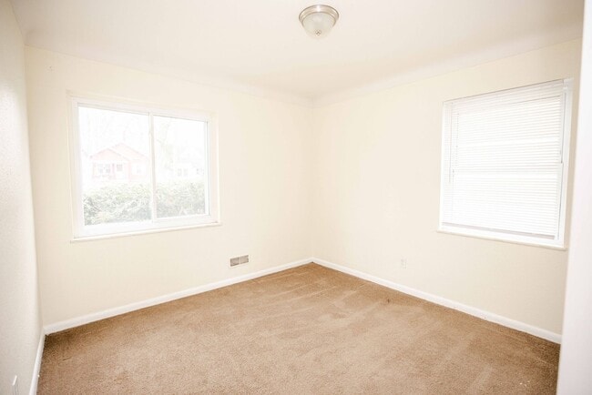 Building Photo - Beautiful Three Bedroom Home For Rent In Washington Local!