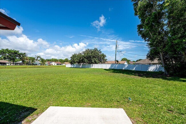 Building Photo - 2175 SE Heathwood Cir
