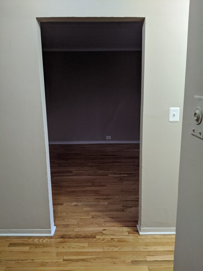 Building Photo - 1360 W Touhy Ave