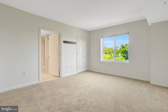 Building Photo - 3101 N Hampton Dr