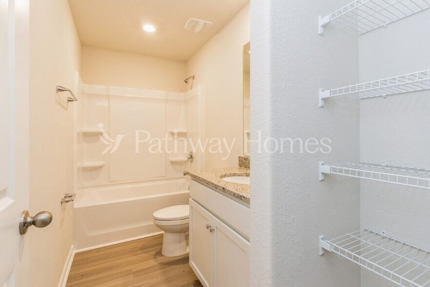 Building Photo - 102 N Sina St