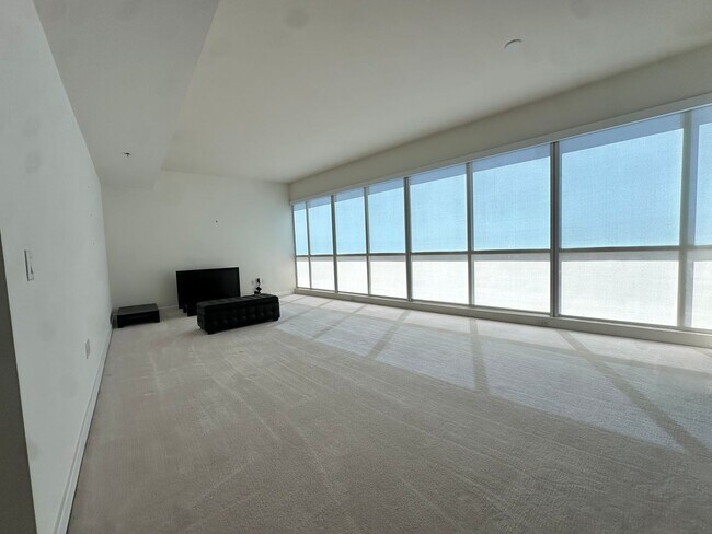 Building Photo - 4525 Dean Martin Dr