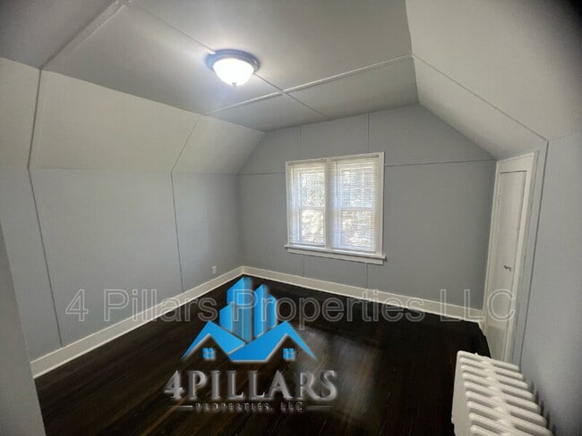 Building Photo - 106 Belden St