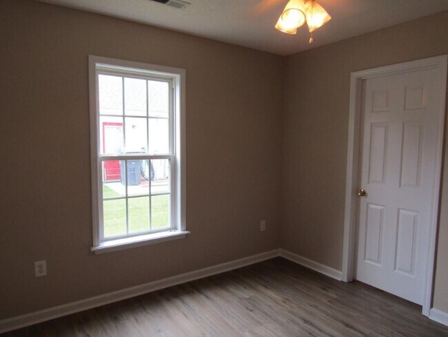 Building Photo - 2208 Seaford Dr