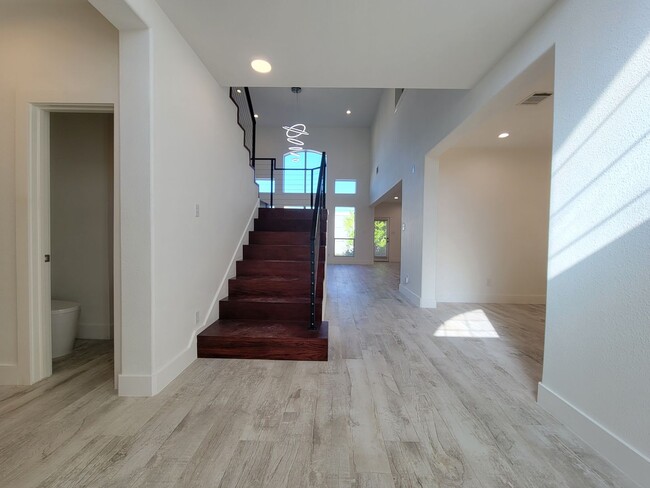 Building Photo - Fantastic 4 Bed 2.5 Bath Single Family Hom...