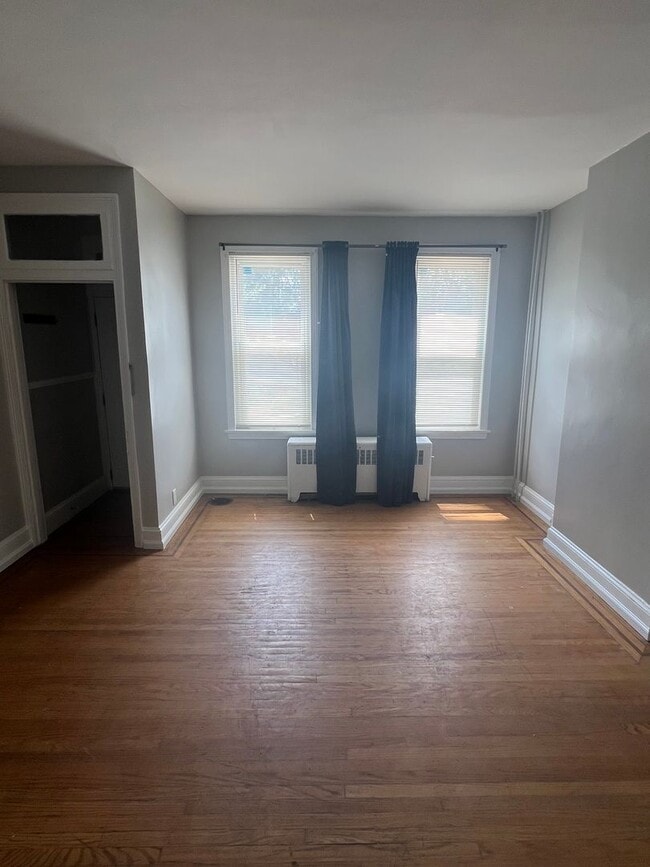 Building Photo - Bright 2-Bedroom with Spacious Bath & Priv...