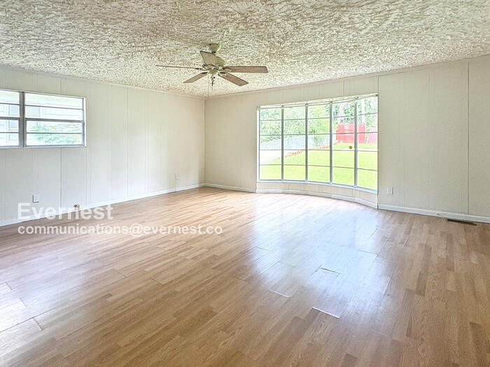 Building Photo - 1549 Elm St SW