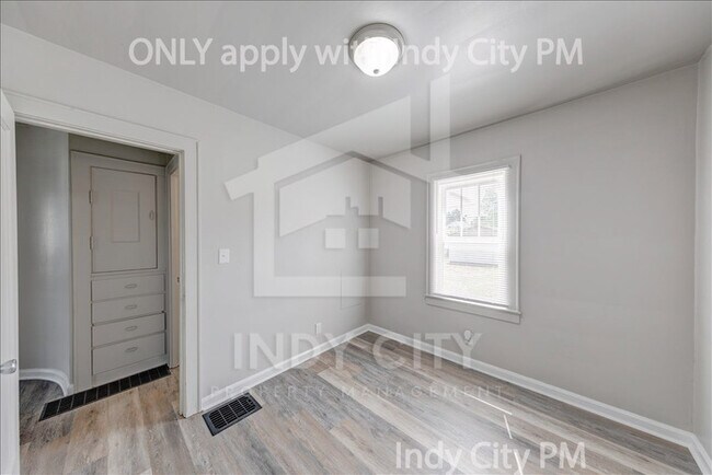 Building Photo - 1326 N Gladstone Ave