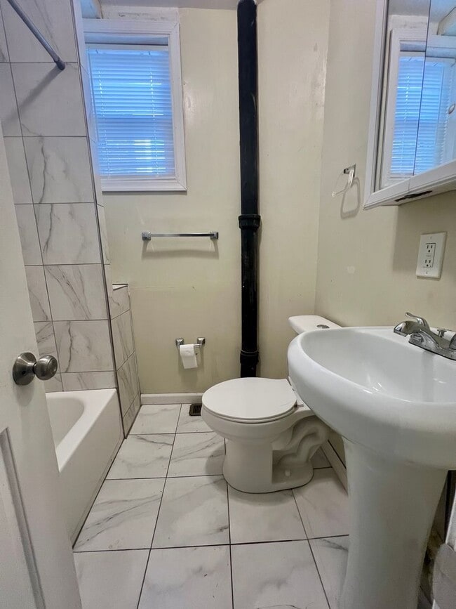 Building Photo - Gorgeous 3-Bedroom Townhome in Elmwood Park! Available NOW!