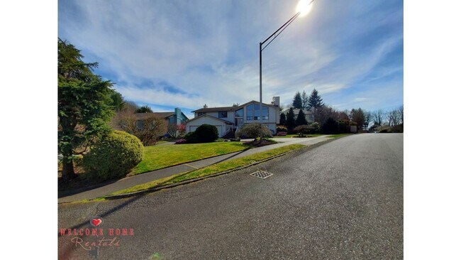 Building Photo - HUGE 5-BEDROOM home with separate BONUS ROOM!!  Large fenced yard!!!