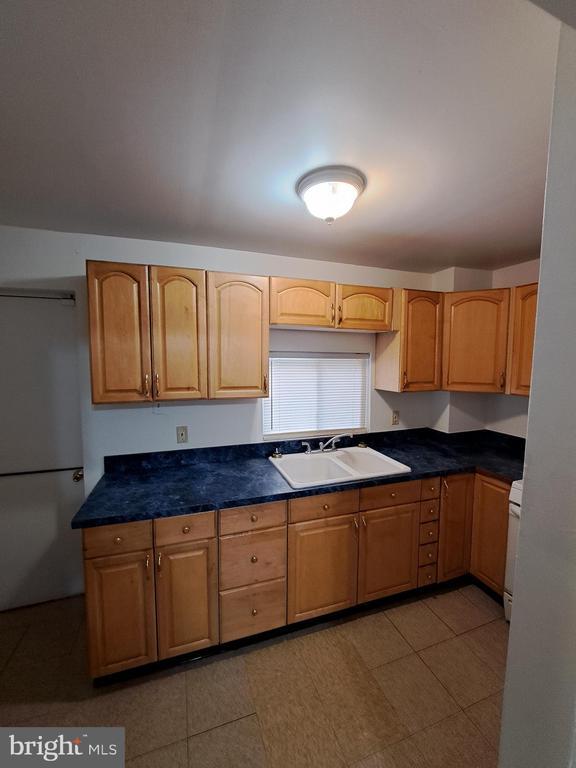 Building Photo - 528 Hart Ln