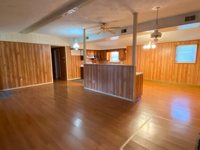 Building Photo - 3/4 bedroom 1 bath single family home in B...