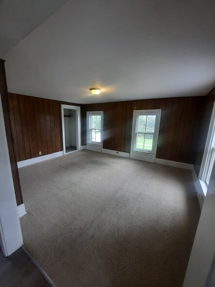 Living room - 538 E Main St