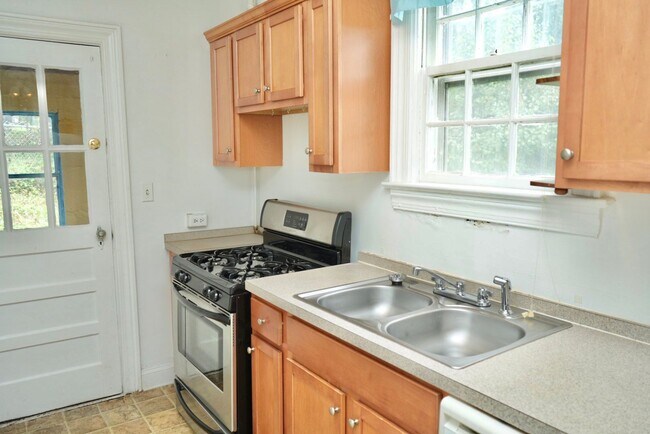 Building Photo - 2321 Fontaine Ave Ext