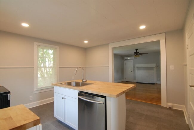 Building Photo - APPLICATIONS PENDING! Charming blue renova...
