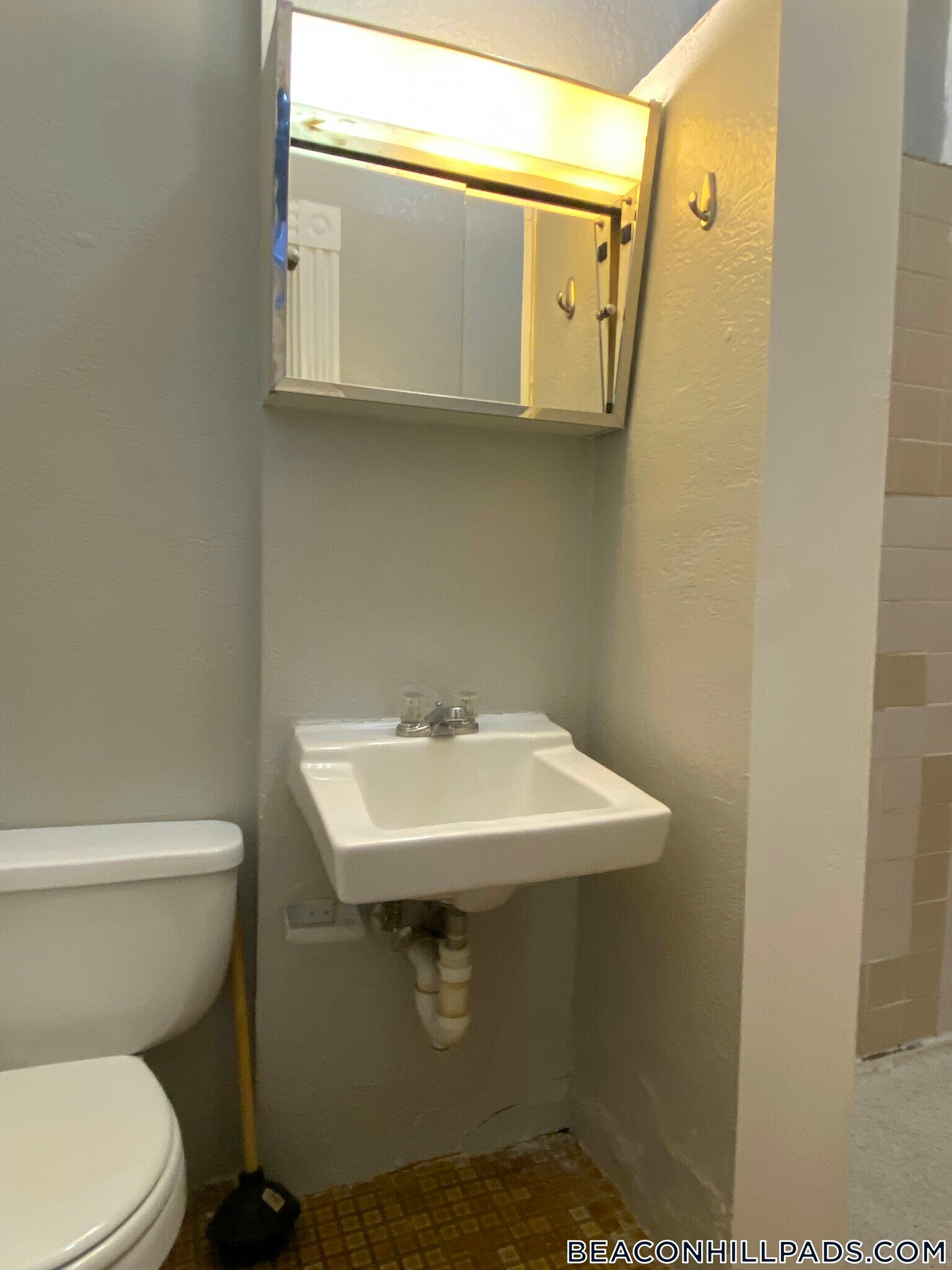 Building Photo - 40 Anderson St