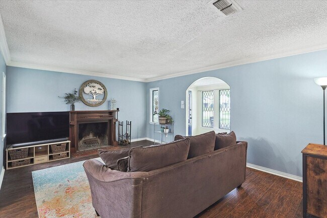 Building Photo - Amazing Historic 1940's Home in Original C...