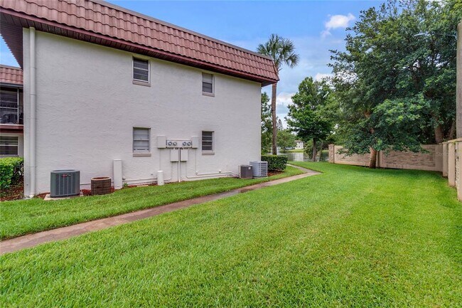 Building Photo - 39 Windtree Ln