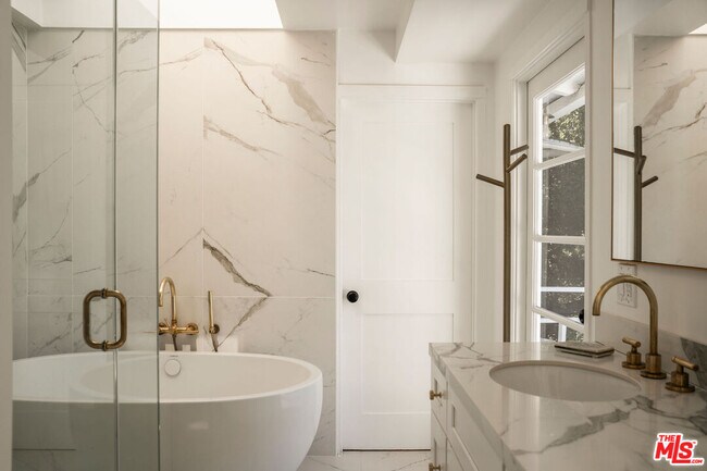 Building Photo - 2410 Nichols Canyon Rd