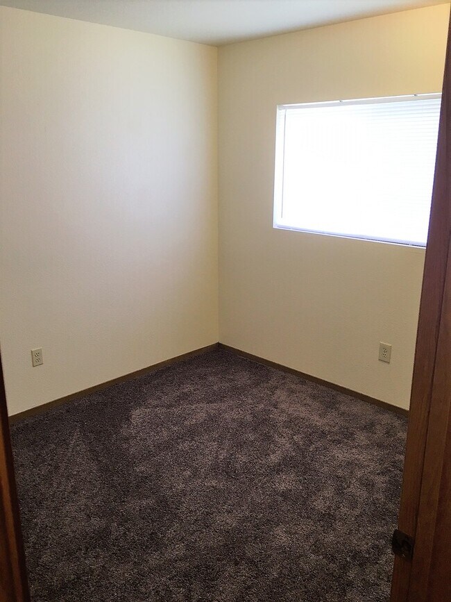 Building Photo - DUPLEX IN POST FALLS (APP#4)