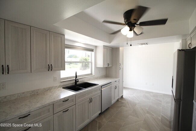 Building Photo - 3002 Edgewood Dr NE