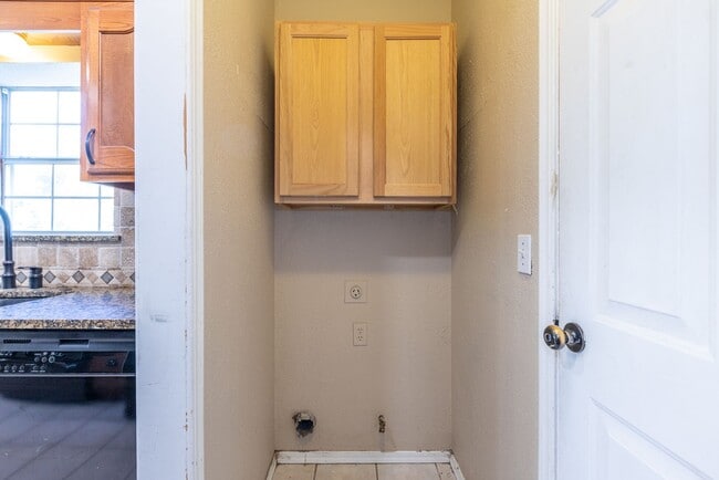 Building Photo - 3 Bed | 2 Bath in Broken Arrow!