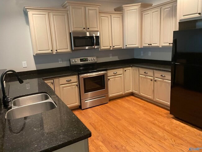 Building Photo - 212 Treetop Dr SE