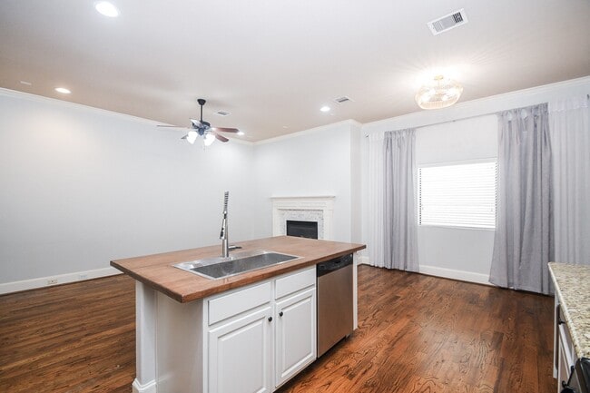 Building Photo - 1222 W 17th St