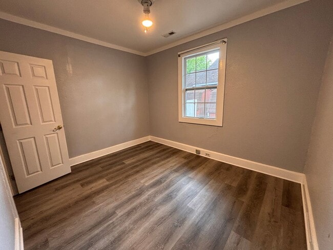 Building Photo - 3 Bedrooms, 2 Bathrooms - Home in Celenease!