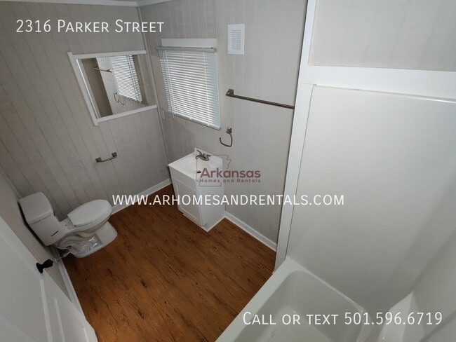 Building Photo - 2316 Parker St