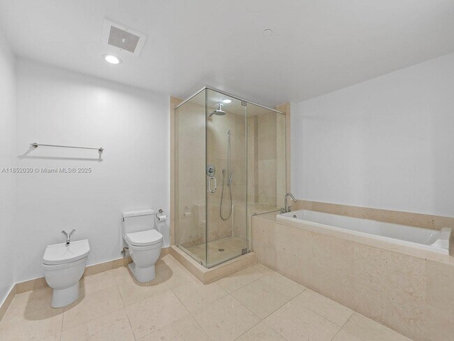 Building Photo - 495 Brickell Ave