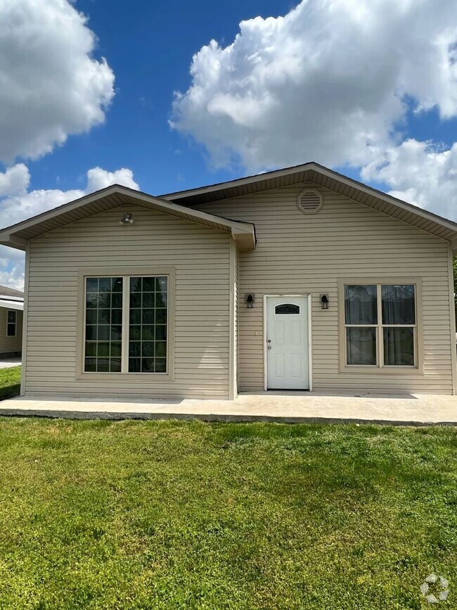 Building Photo - COMING SOON: BEAUTIFUL MODERN 2 BEDROOM / ...