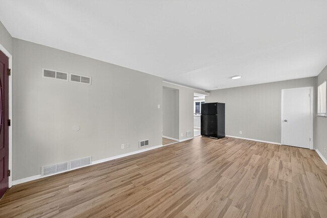 Building Photo - 10772 Spring Garden Dr