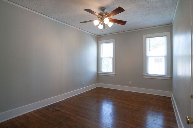 Building Photo - Quiet, Spacious 2BR/1BA