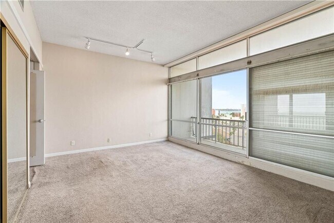 Building Photo - 4600 Ocean Dr