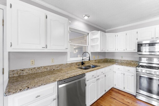 Building Photo - Beautiful Home in Greer Country Club Estates W/Bonus Room