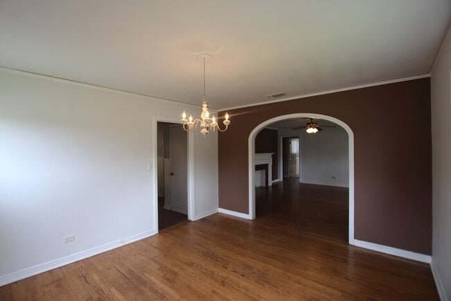 Building Photo - Available-Adorable Large 3 bedroom Home near Downtown!