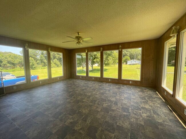 sunroom - 2656 Fairforest Clevedale Rd