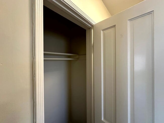 Building Photo - Lovely Cozy & Spacious renovated upper lev...